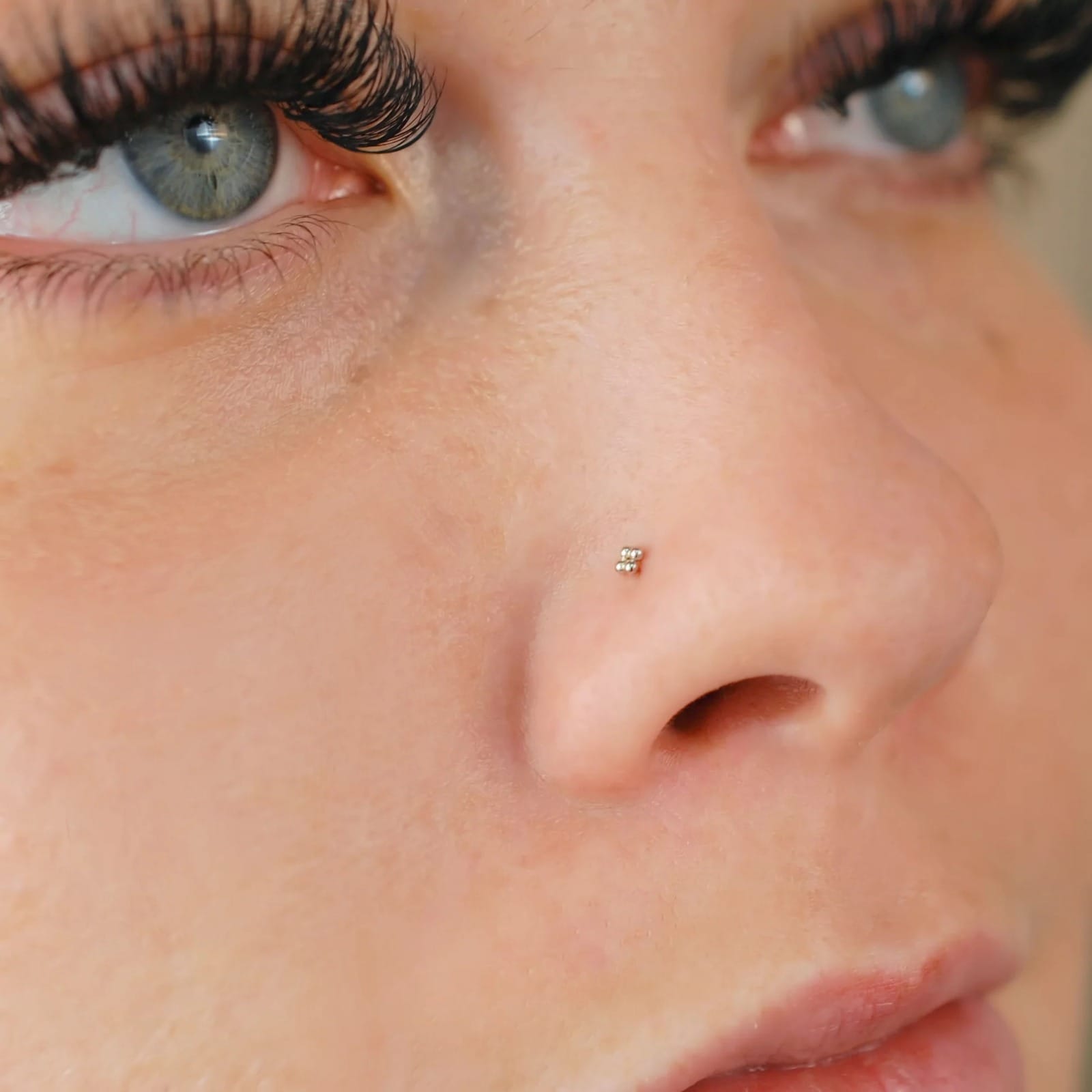 Stud Nose Piercing Female – Elegant Diamond Design in 18ct Gold