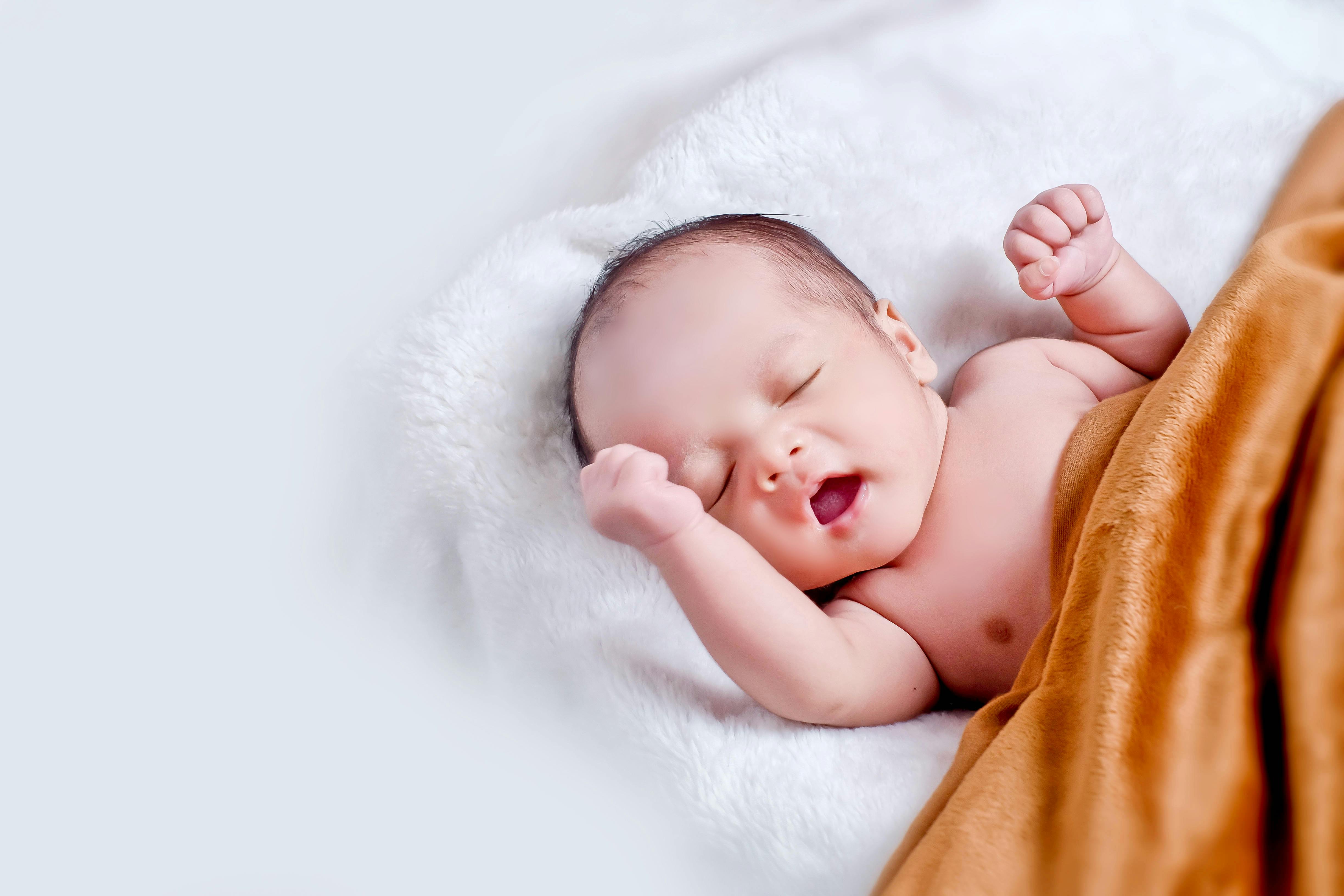 Le bonnet bébé naissance : pour garder la tête de bébé au chaud